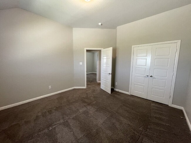 Building Photo - 281 Giddings Trl