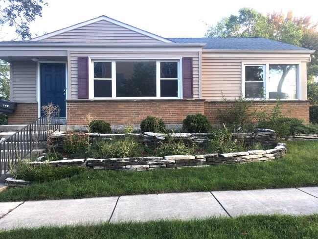Primary Photo - 142 E Grove St