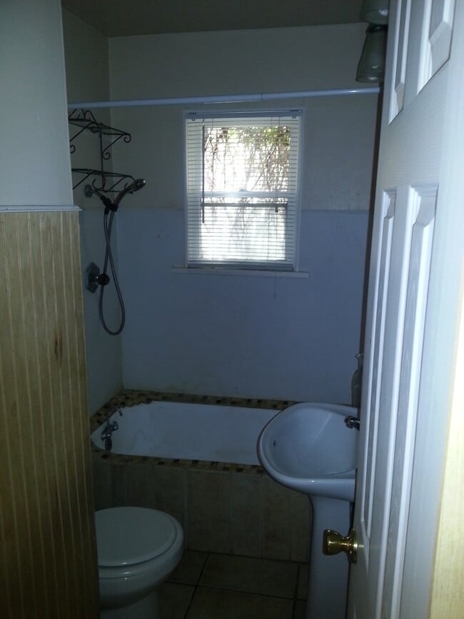 Building Photo - Cute East Side Cottage 3 Bedroom Home