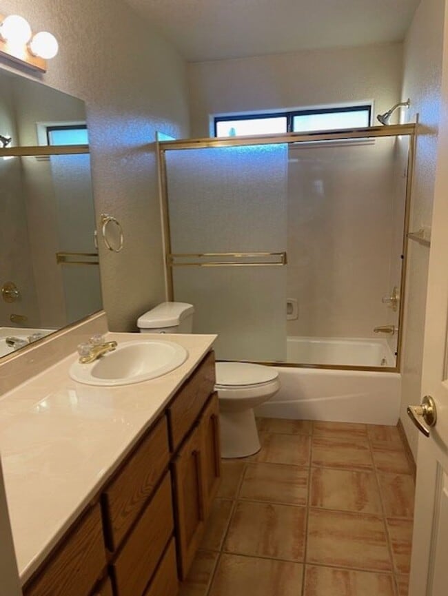 Building Photo - Wonderful Home 3 bed 2 bath with a Great Yard & Views Contact Property Pros Property Management