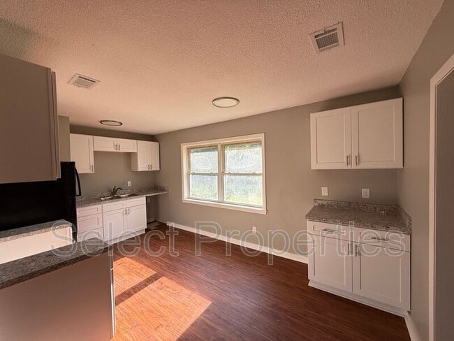 Building Photo - 722 Kitchen St