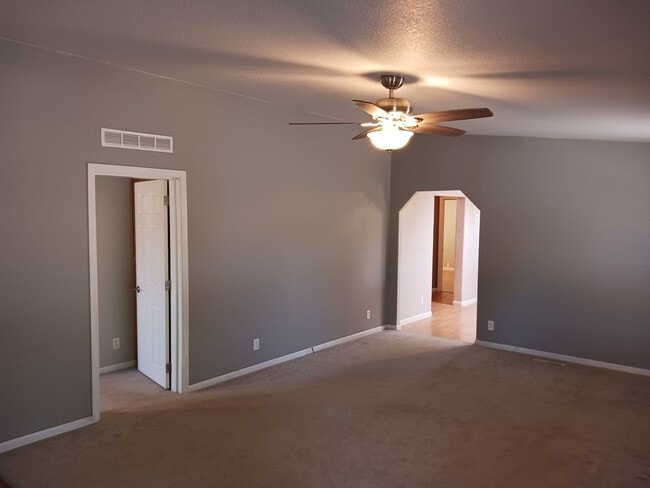 Building Photo - Large yard!