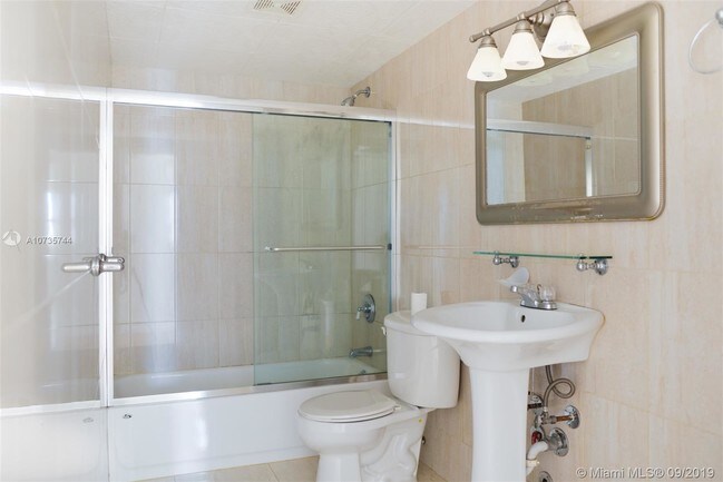 Building Photo - 401 Golden Isles Dr