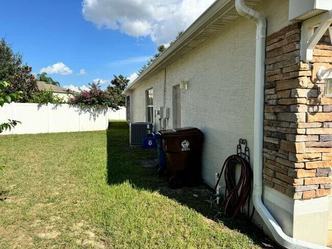 Building Photo - 221 Tower View Dr E