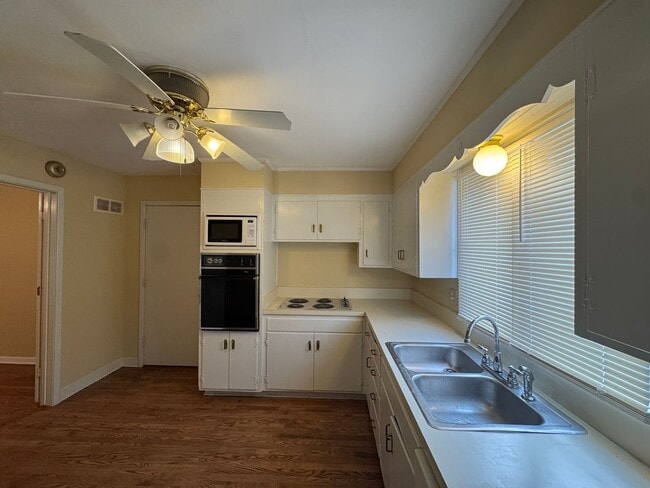 Building Photo - Spacious 1/2 Duplex in Great Waldo Area