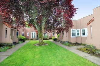 Building Photo - Adorable Remodeled Mississippi 1 Bedroom Apartment in Charming Courtyard Complex