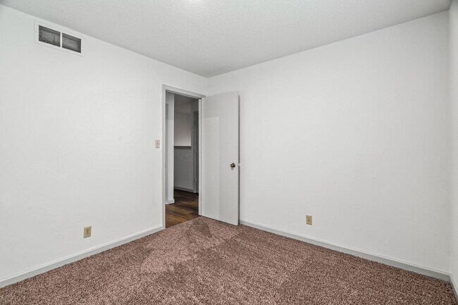 Building Photo - 1304 Essex Ct