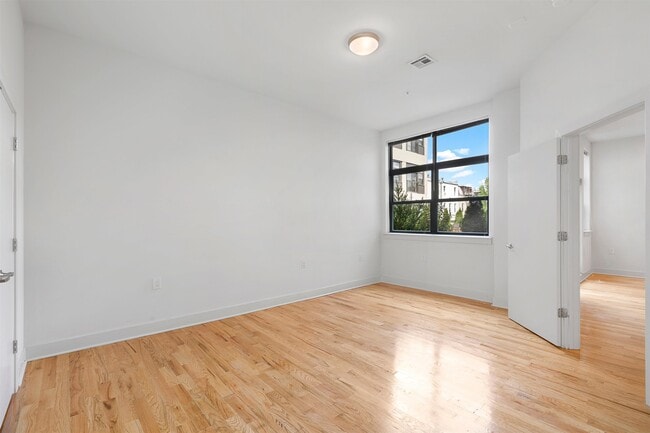 Building Photo - 136 Oakland Ave