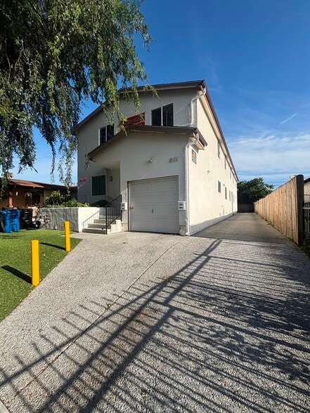 Building Photo - 213 W 82nd St