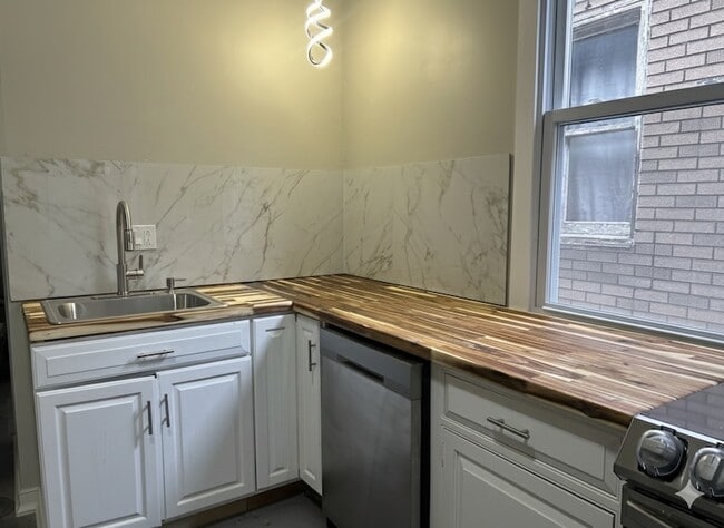 Building Photo - 4332 S Hermitage Ave