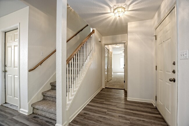 Building Photo - 101 S Mockingbird Cir