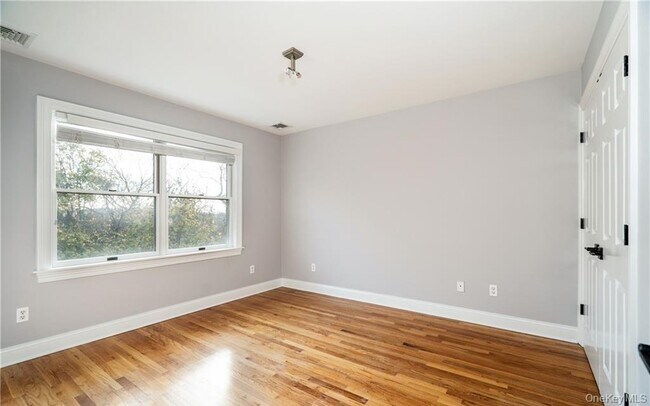 Building Photo - 186 Woodside Ave