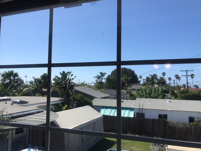 Building Photo - Large Beach House Over Two Car Garage