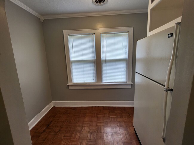 Building Photo - Cute 2 bedroom, 1 bathroom house located n...