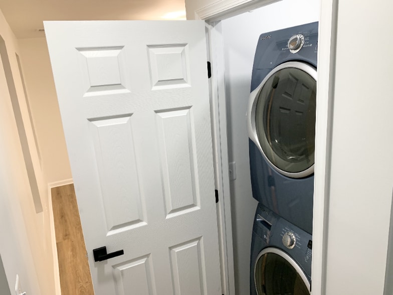 Building Photo - 1600 S Charles St