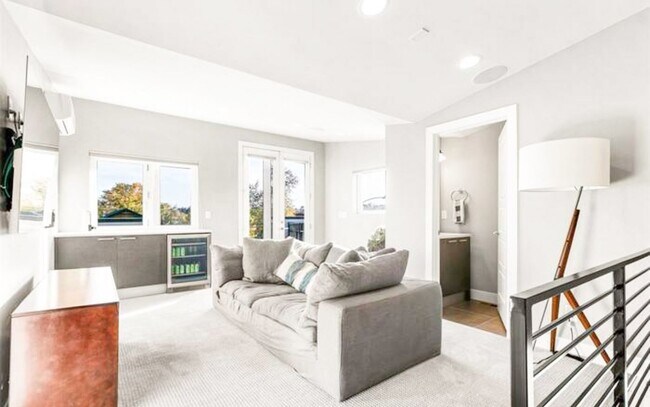 Building Photo - Beautiful 4 bedroom 3 bathroom property in Jefferson Park Denver