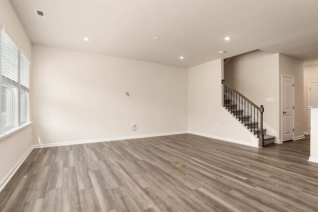 Building Photo - Cozy Townhome with 2 car garage!