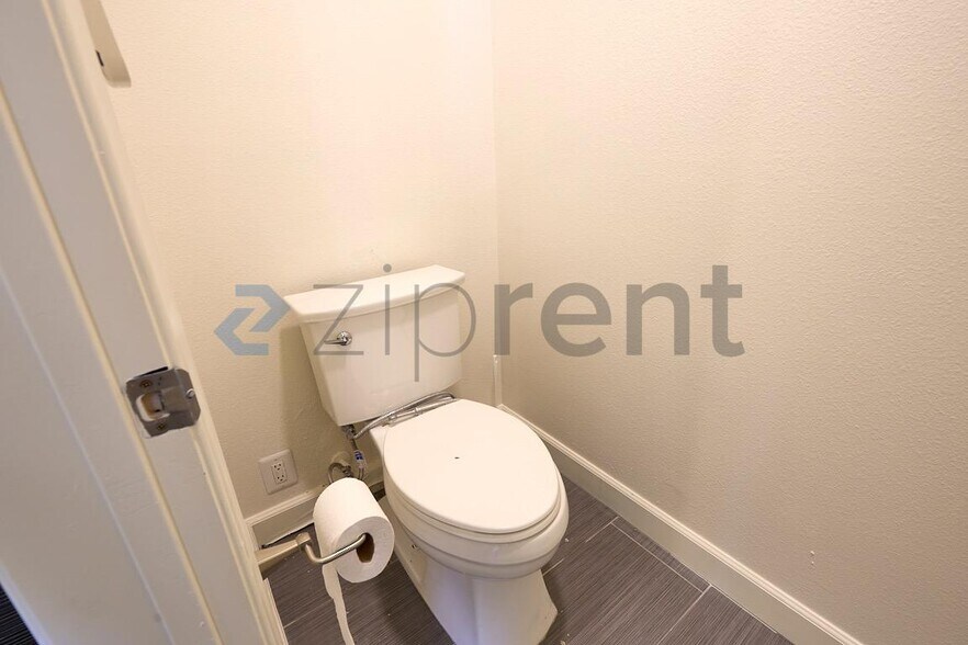 Building Photo - Unit