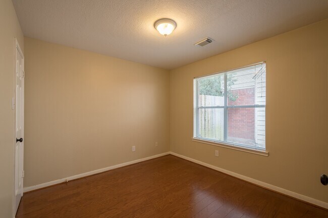 Building Photo - 16015 Lausanne Dr