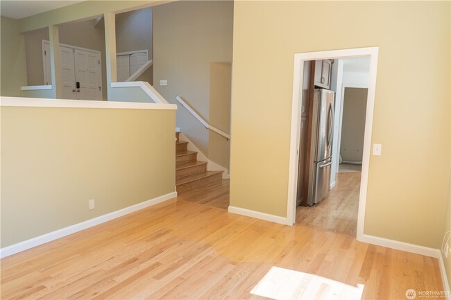 Building Photo - 4B/2.5Ba Bellevue House