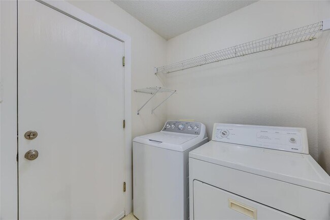 Building Photo - 1207 Hughmont Dr