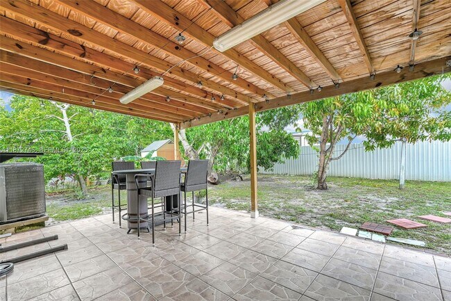 Building Photo - 6840 SW 26th Ct