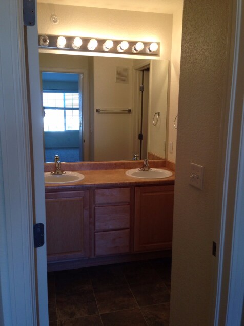 Building Photo - 2bed/2bath Townhome in Black Feather Castle Rock
