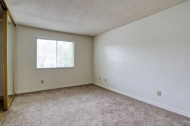 Building Photo - 8555 S Fairmount Dr