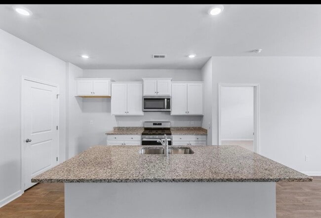 Building Photo - 102 Green Passage Ln