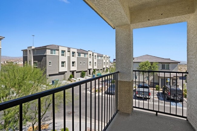 Building Photo - Beautiful 3 BR 2.5 BA Townhouse built in 2...