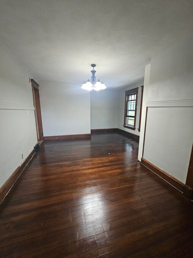 Building Photo - 1603 W 10th St