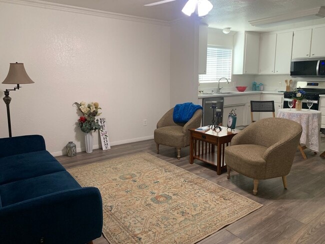 Building Photo - 3 Bed 2 bath House in City of Tehachapi!