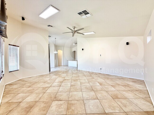 Building Photo - 4234 E Redwood Ln