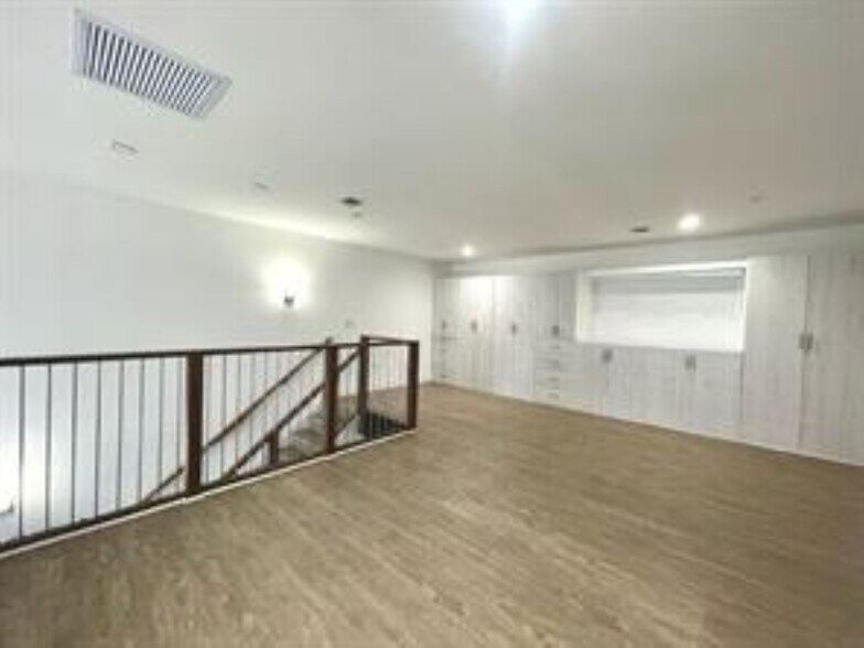 Building Photo - 3455 NE 5th Ave