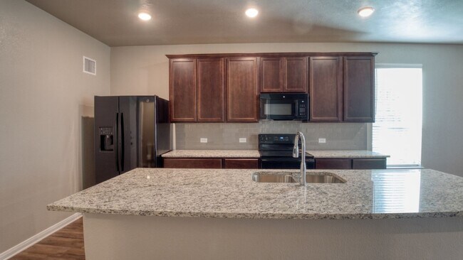 Building Photo - Spacious Townhome Available For the New Year!