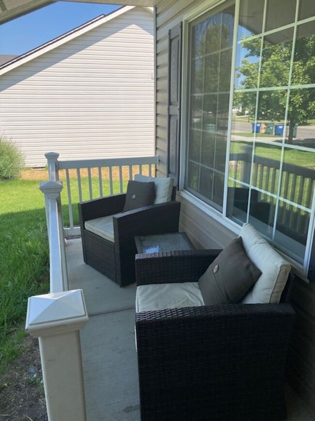 Building Photo - Lovely tri-level 4 bedroom 2 bath home in the Woodbridge Community of Post Falls!