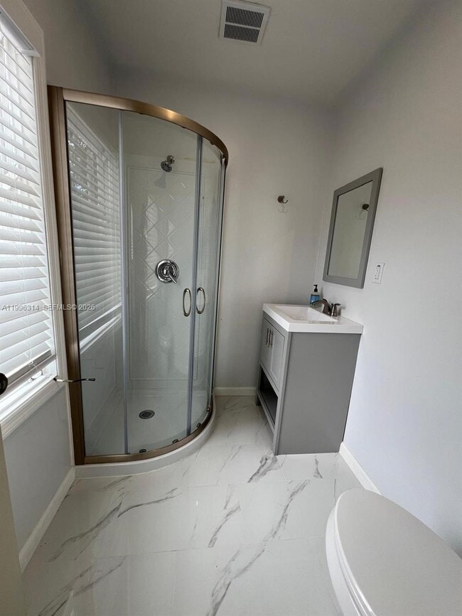 Building Photo - 811 NW 21st Ct