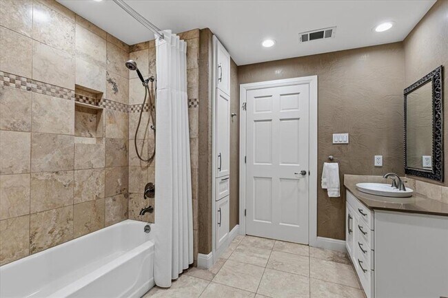 Building Photo - 25207 Lakeview Dr