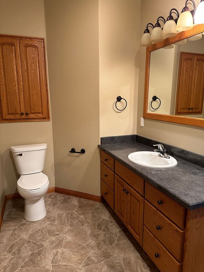 Building Photo - 4 Bedroom Townhome