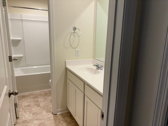 Building Photo - 4045 Bentwood Cove Dr