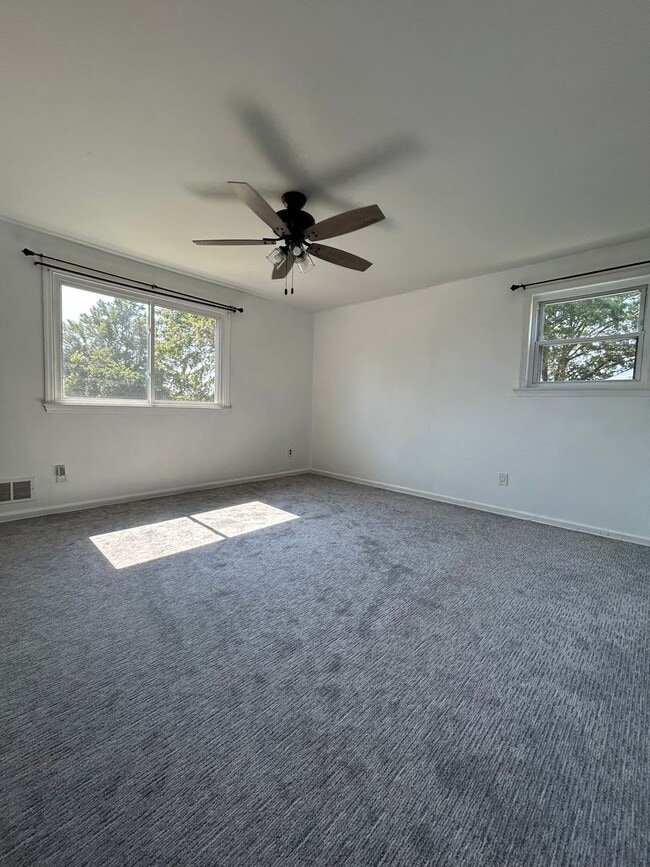 Building Photo - 118 Country Club Dr