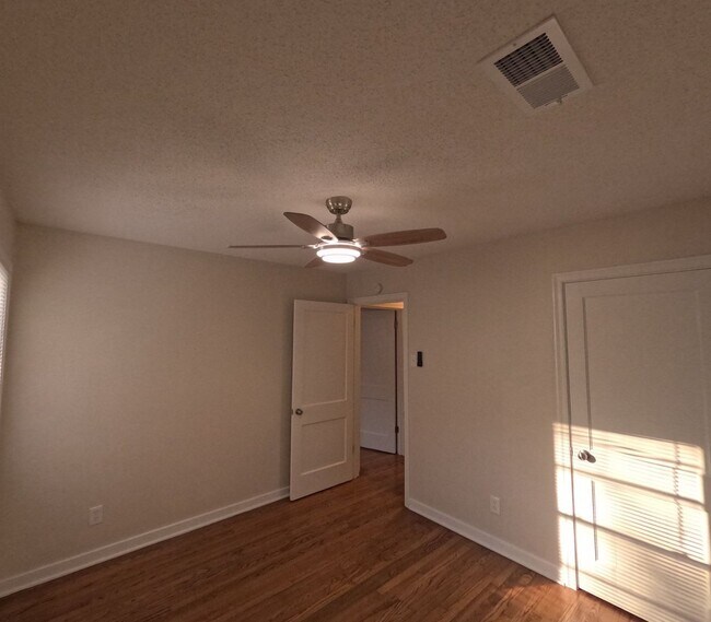 Building Photo - Cozy 2bed 1 bath