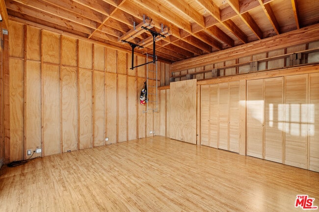 Building Photo - 826 N Kilkea Dr