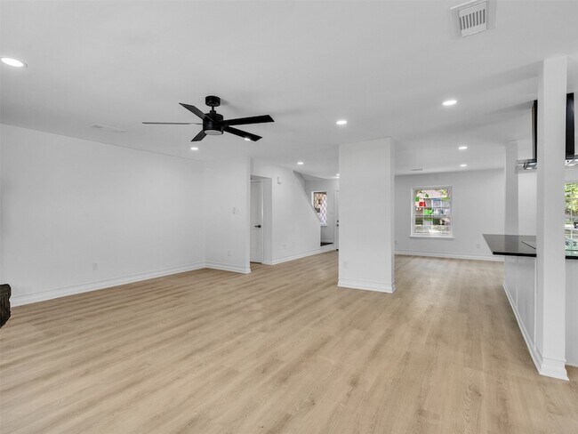 Building Photo - 16007 Diana Ln