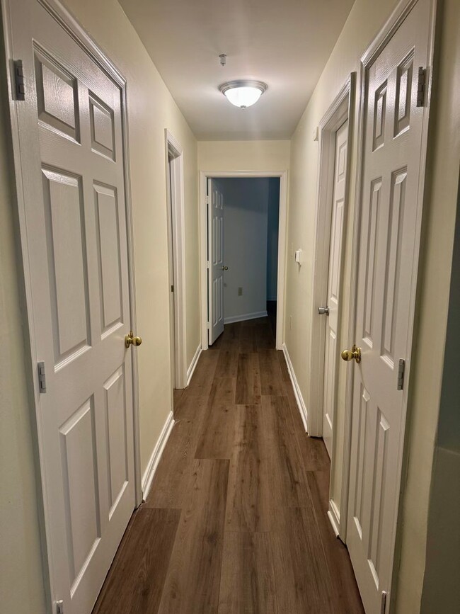 Building Photo - Spacious Ground Floor Condo