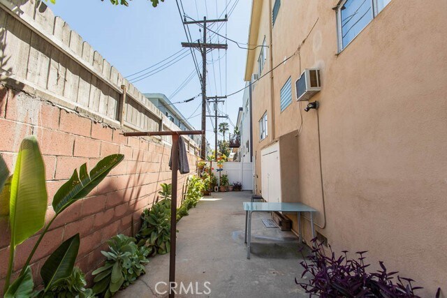 Building Photo - 930 N Stanley Ave