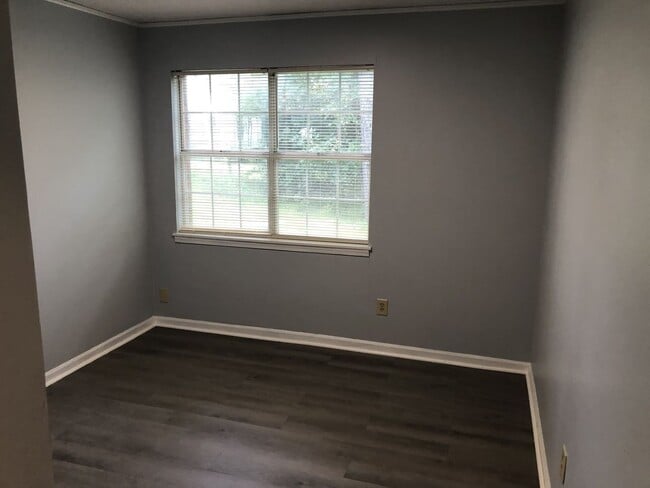 Building Photo - 726 Robindale Dr