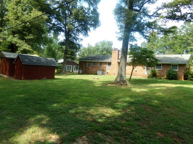 Building Photo - 3 Bedroom, 2 Bathroom Brick Home