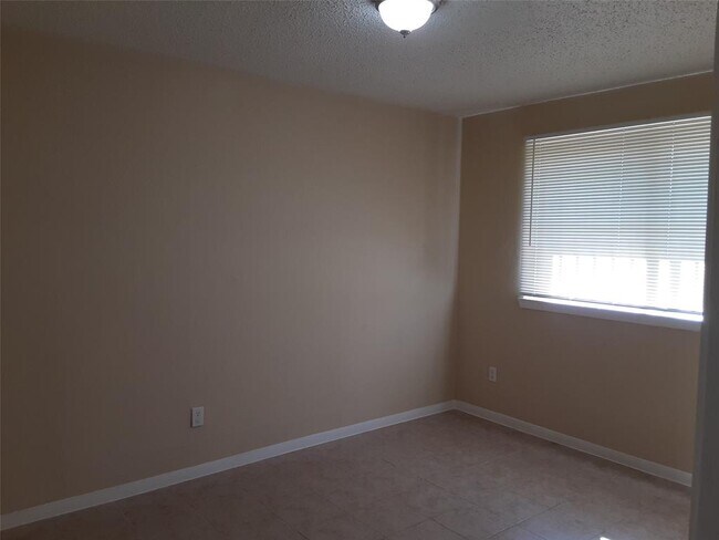 Building Photo - 15830 Blueridge Rd