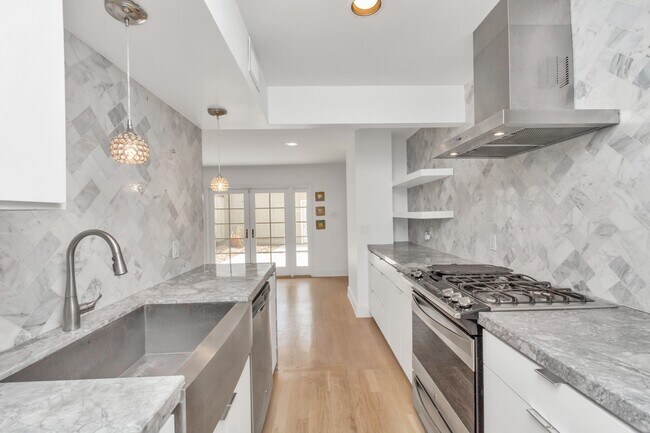 Building Photo - 3934 Roseland St